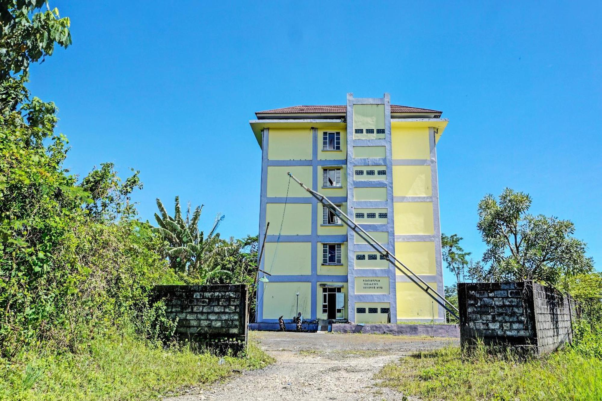 Spot On 92374 Penginapan Rusunawa Malang Exterior foto