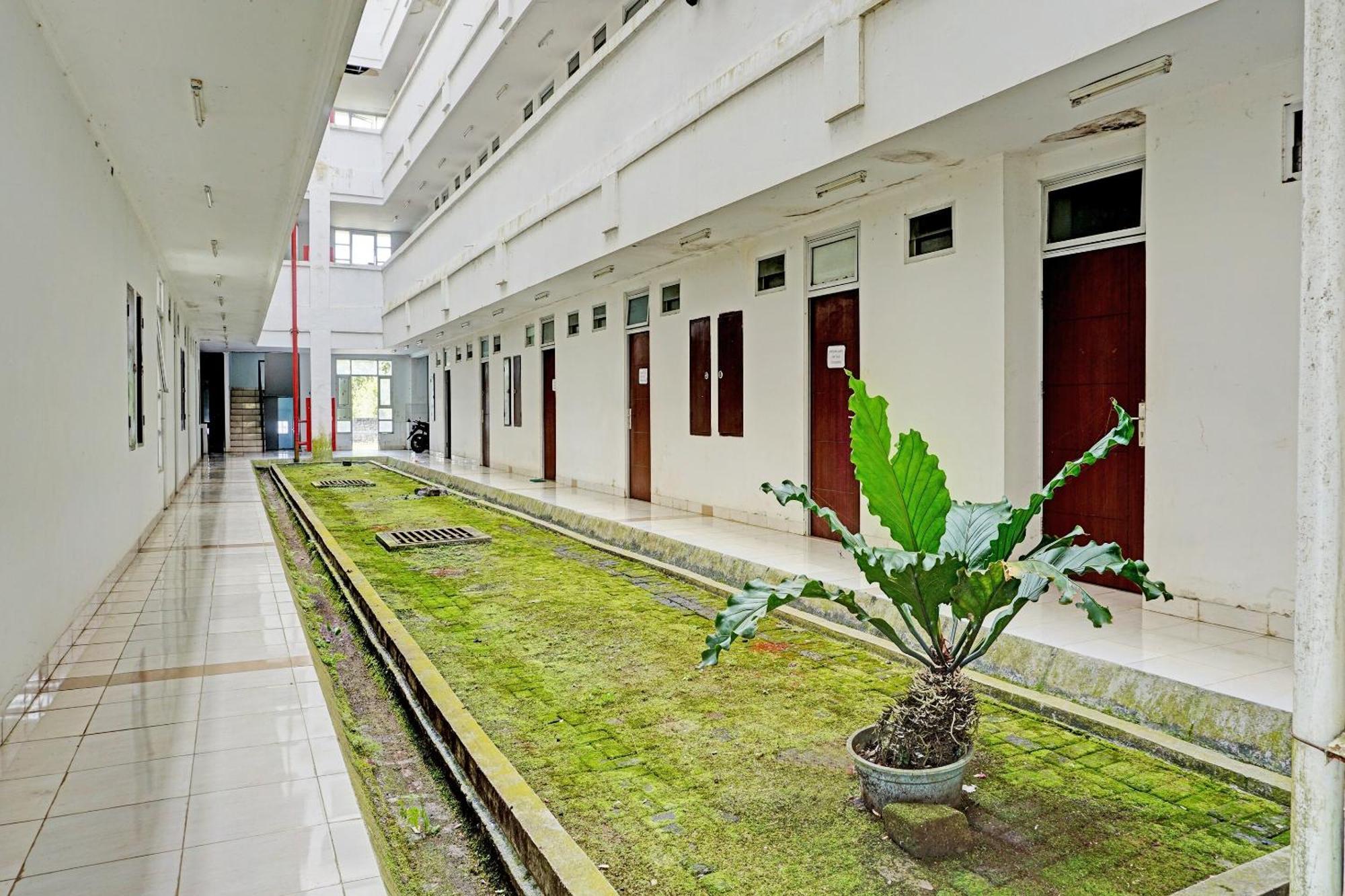 Spot On 92374 Penginapan Rusunawa Malang Exterior foto